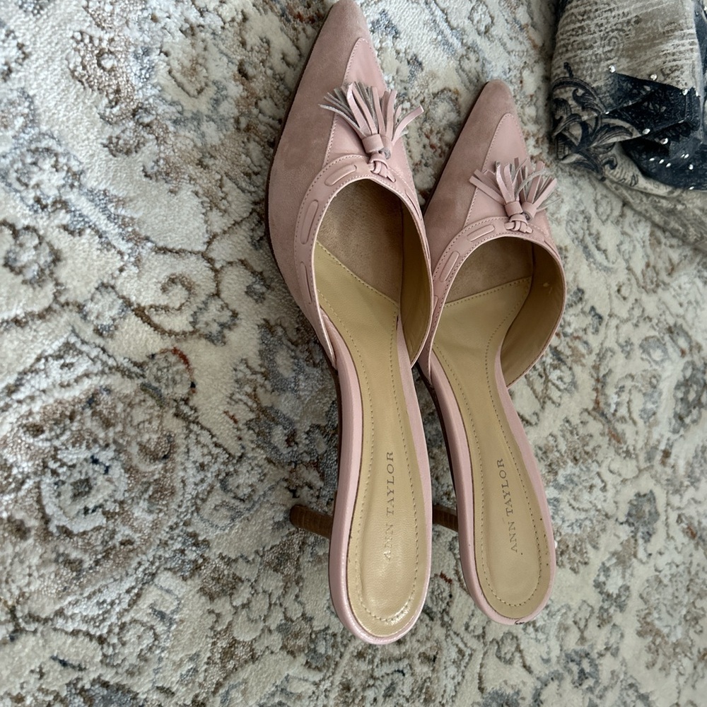 rie Bradshaw CUTE!!! Kitten heels emphasis on the CUTE